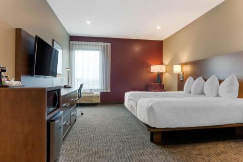 Televisyen dan/atau pusat hiburan di Best Western Plus Dauphin