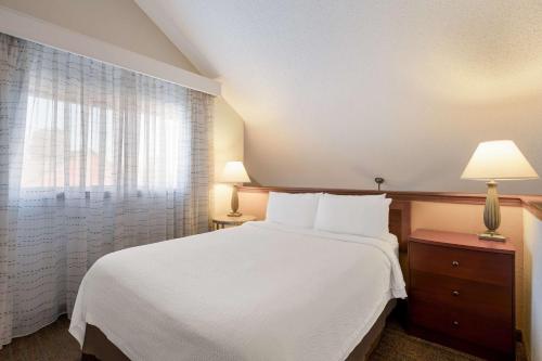 Ένα ή περισσότερα κρεβάτια σε δωμάτιο στο SenS Suites Livermore; SureStay Collection by Best Western