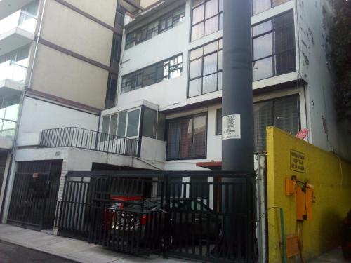 un edificio blanco con una puerta delante en Habitación Polanco (solo hombres), en Ciudad de México