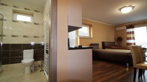 シュトゥーロヴォにあるPenzión Mikaのバスルーム(トイレ付)、ベッド1台が備わります。