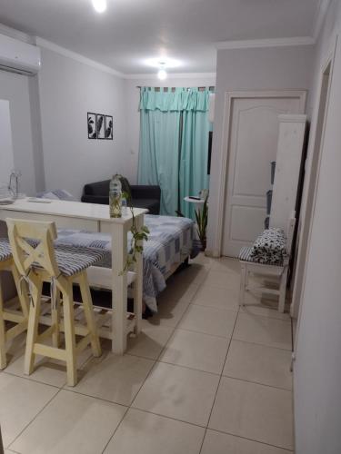 Habitación con cama, mesa y sillas. en Monoambiente Céntrico en Santa Fe