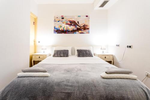 een slaapkamer met een groot bed met 2 nachtkastjes bij Studio apartment Negi in Split