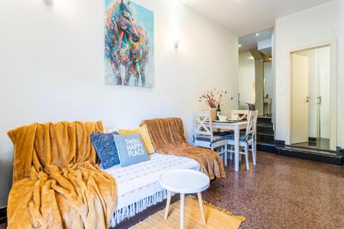 een woonkamer met een bank en een tafel bij Studio apartment Negi in Split