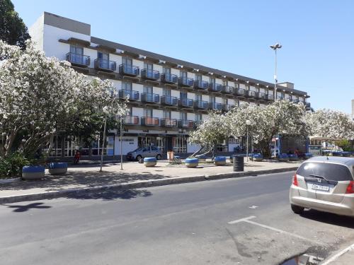 ein Auto, das auf einem Parkplatz vor einem Gebäude geparkt ist in der Unterkunft HOTEL BEIRA-MAR CENTRO DE EVENTOS in Tramandaí