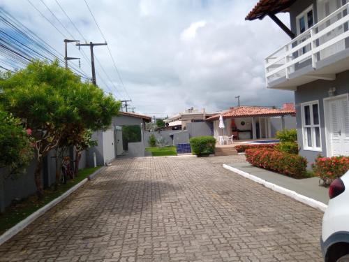 a driveway of a house with a brick driveway at APARTAMENTO 3 quartos no Taperapuan Duplex 450 mt da praia in Porto Seguro