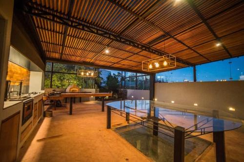 cocina grande con mesa de cristal en una habitación en San Ángel Colonial, en Ciudad de México