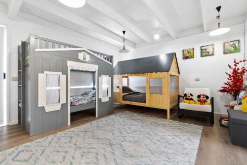 En eller flere senge i et værelse på The Family Haven Main House