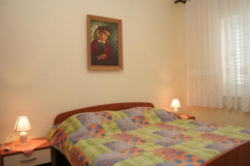 ein Schlafzimmer mit einem Bett und einem Wandgemälde in der Unterkunft Apartments by the sea Orebic, Peljesac - 10436 in Orebić