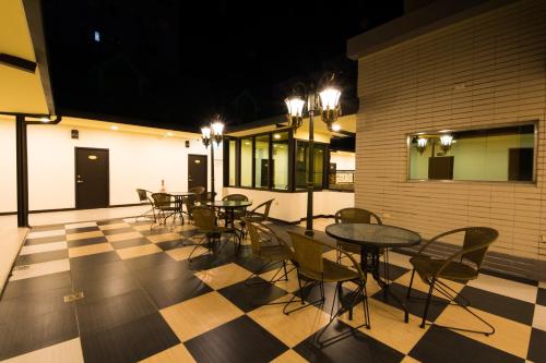um restaurante com mesas e cadeiras num piso de xadrez em Dongdaemun Boutique Hotel em Hualien City