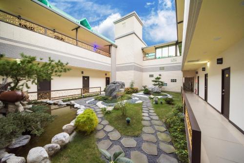 花蓮市的住宿－東大門精緻旅店，一座带花园的建筑的庭院