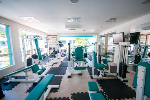 a gym with a lot of tread machines at Hotel Port Louis in Caraguatatuba