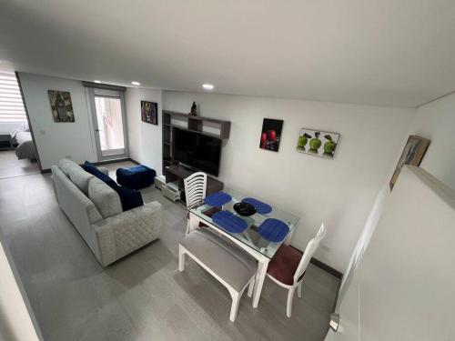 a living room with a table and a couch at Apartamento amoblado Avanzzare T1 - 605 in Bogotá