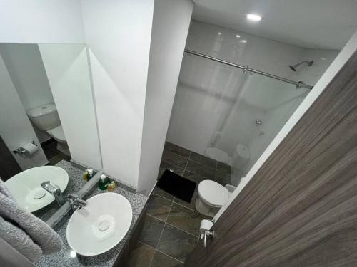 y baño con 2 aseos y ducha. en Edificio Apartamentos central con ascensor 605, en Bogotá