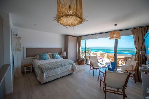 a bedroom with a bed and a view of the ocean at SYRAH Premium B2 - Piscina privada con vista al mar by depptö in Punta del Este