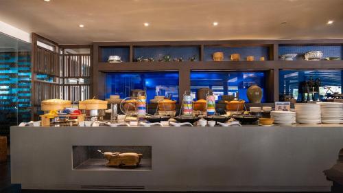 芭东海滩Holiday Inn Resort Phuket, an IHG Hotel的厨房里有个台面，上面放着碗碟，还有一只熊。