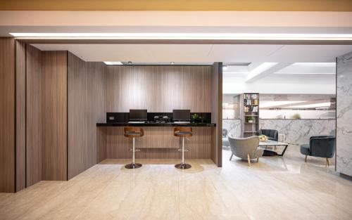 a lobby with a bar with chairs and a desk at Hotel Bonza in Zhubei