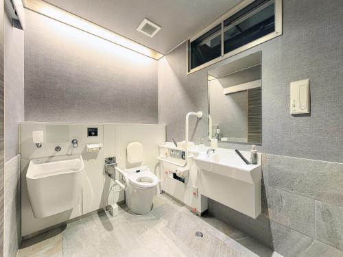 Kamar mandi di HOTEL CUORE Kyoto Shijo Omiya