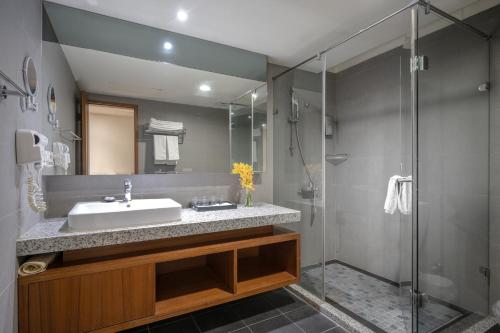 een badkamer met een wastafel en een douche bij Hotel Bonza in Zhubei