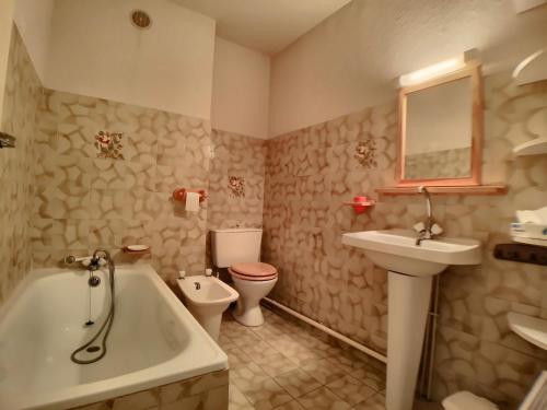 Kylpyhuone majoituspaikassa Appartement Saintes-Maries-de-la-Mer, 2 pièces, 4 personnes - FR-1-475-22