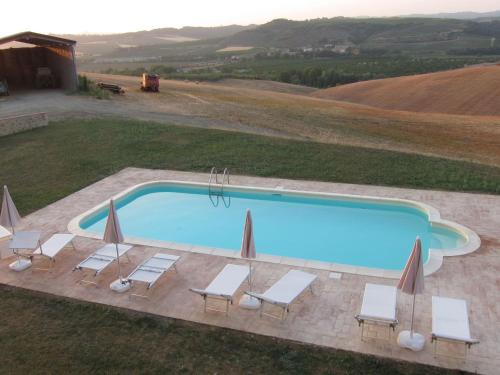 una vista aérea de una piscina con tumbonas en Belvilla by OYO Montenero, en Montenero