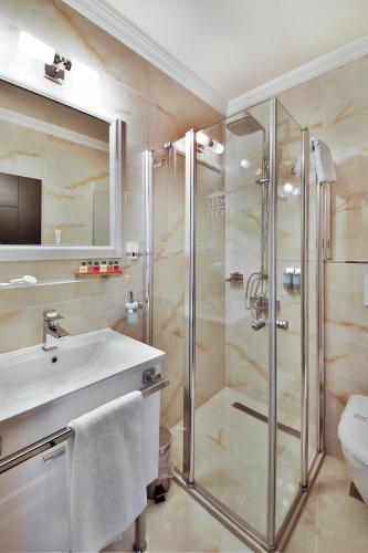 ein Badezimmer mit Dusche und Waschbecken in der Unterkunft Sidonya Hotel in Istanbul