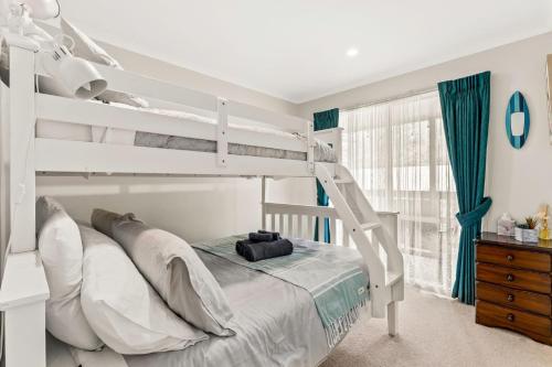 Habitación blanca con litera y ventana en Cross Rhodes, en Wimbledon Heights