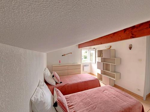 1 dormitorio con 2 camas y ventana en Maison Saintes-Maries-de-la-Mer, 3 pièces, 4 personnes - FR-1-475-91 en Saintes-Maries-de-la-Mer