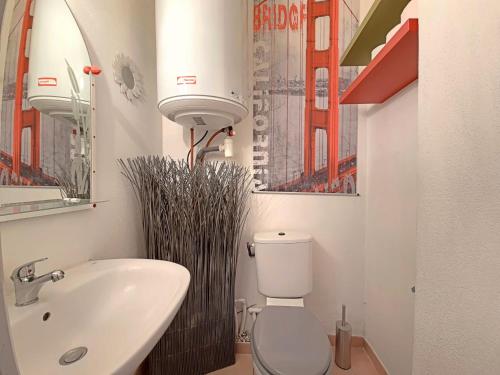 y baño con aseo blanco y lavamanos. en Maison Saintes-Maries-de-la-Mer, 3 pièces, 4 personnes - FR-1-475-91 en Saintes-Maries-de-la-Mer