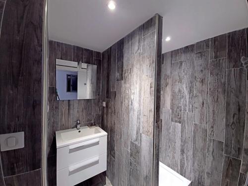 a bathroom with a sink and a mirror at Appartement Saintes-Maries-de-la-Mer, 3 pièces, 4 personnes - FR-1-475-83 in Saintes-Maries-de-la-Mer