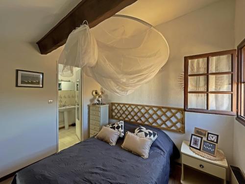 a bedroom with a blue bed and a window at Appartement Saintes-Maries-de-la-Mer, 2 pièces, 4 personnes - FR-1-475-84 in Saintes-Maries-de-la-Mer