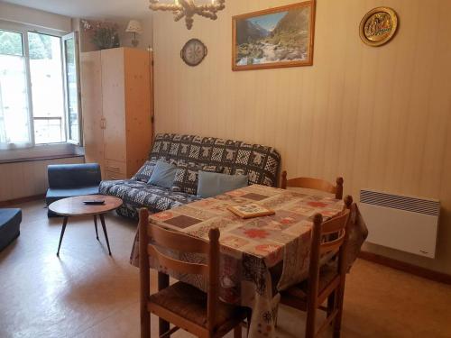 un salon avec une table et un canapé dans l'établissement Appartement 4 pers. à Cauterets, hyper-centre, ascenseur, skis aux pieds, proche télécabine - FR-1-234-299, à Cauterets