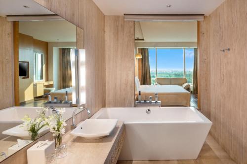 Koupelna v ubytování Crowne Plaza Greater Noida by IHG