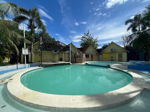 MAH Resort by Cocotel tesisinde veya buraya yakın yüzme havuzu