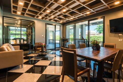 a dining room with a table and chairs at Premier Luxe Hotel โรงแรมพรีเมียร์ลักซ์ in Ban Nong Chaeng