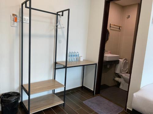 话毛生Hotel Mutiara的一间带玻璃淋浴和卫生间的浴室