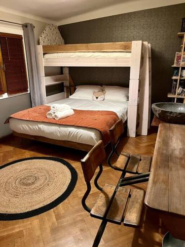 - une chambre avec un lit superposé avec un chat dans l'établissement Villa Exotica et belle cabane en bois idéal famille, à Roquefort-les-Pins