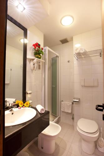 łazienka z umywalką i toaletą w obiekcie Hotel Canguro w mieście San Benedetto del Tronto