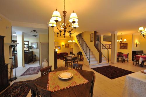 comedor y sala de estar con mesa de comedor en Relais Casabella, en Martina Franca