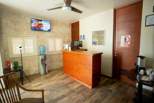 a waiting room with a cashierasteryasteryasteryasteryasteryasteryasteryasteryastery at La Casona de Sisal Hotel in Sisal