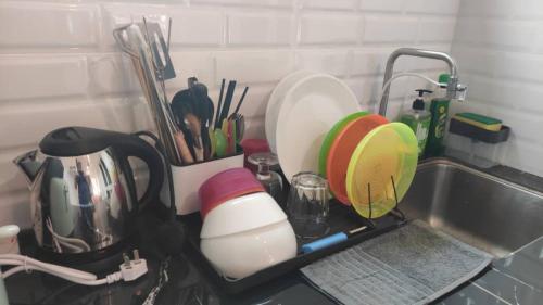 Η κουζίνα ή μικρή κουζίνα στο D'LaMar Homestay