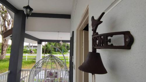 Κήπος έξω από το D'LaMar Homestay