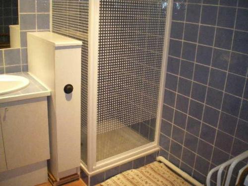 La salle de bains est pourvue d'une douche avec une porte en verre. dans l'établissement Appartement Bormes-les-Mimosas, 2 pièces, 3 personnes - FR-1-308-51, à Bormes-les-Mimosas