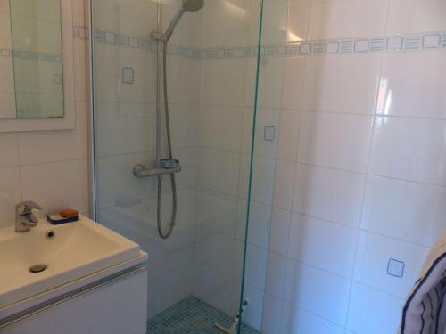 une salle de bain avec douche et lavabo dans l'établissement Joli Appartement au Lavandou Centre - 2 Chambres, Terrasse Sud et Garage - FR-1-308-109, au Lavandou