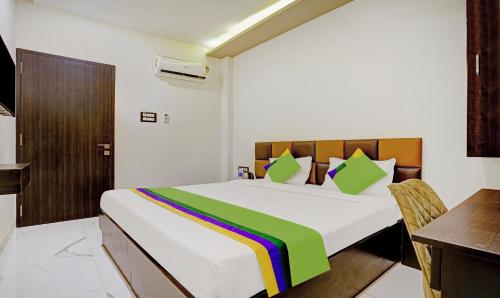 Postel nebo postele na pokoji v ubytování Prime Grand Hotel, Mumbai