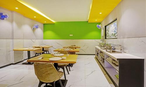 Kuchyň nebo kuchyňský kout v ubytování Prime Grand Hotel, Mumbai