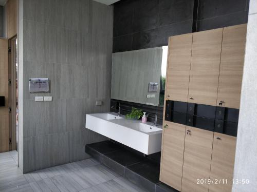 Sathon Luxury High-rise Apartment City View KingPower ,IconSiam ,BNH,Silom في بانكوك: حمام مع حوض أبيض ومرآة