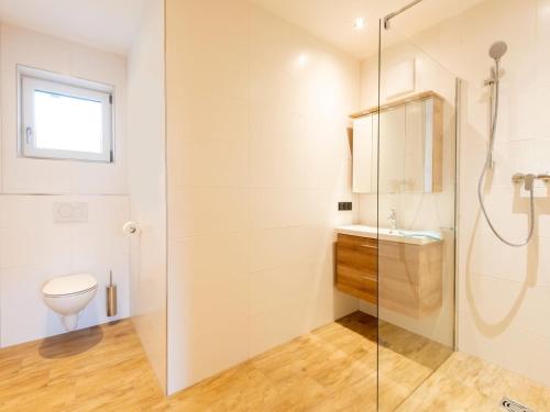 ein Bad mit einer Dusche, einem WC und einem Waschbecken in der Unterkunft Group apartment in Piesendorf with barbecue in Piesendorf