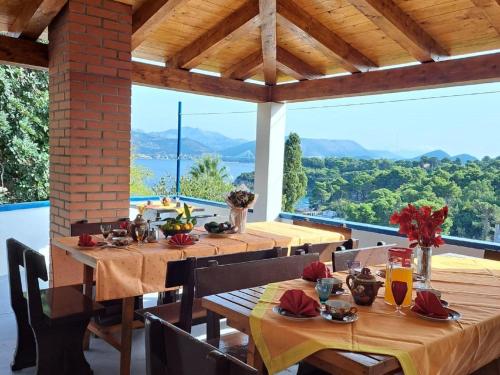 Restaurace v ubytování Restful Villa in Dalmatia with Garden