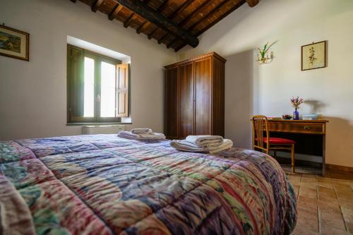 una camera da letto con un letto, una scrivania e un letto sidx sidx sidx di Biobagnolese Agriturismo a Orte