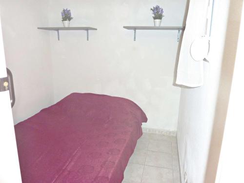 マルセイヤンにあるAppartement Marseillan-Plage, 2 pièces, 4 personnes - FR-1-387-45のベッド1台と壁に棚2つが備わる客室です。